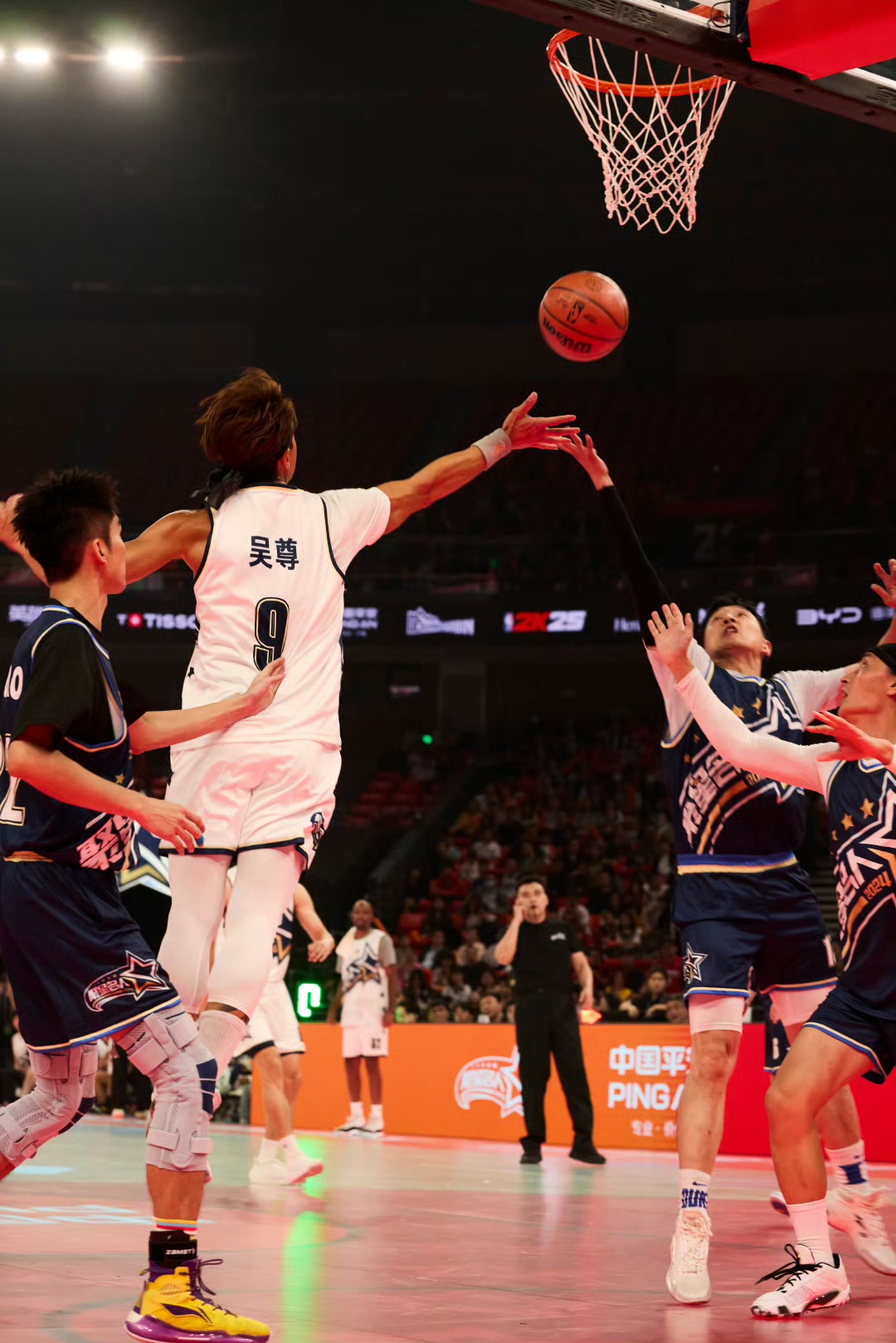 球员们正在为新赛季的比赛全力以赴，挑战最高荣誉