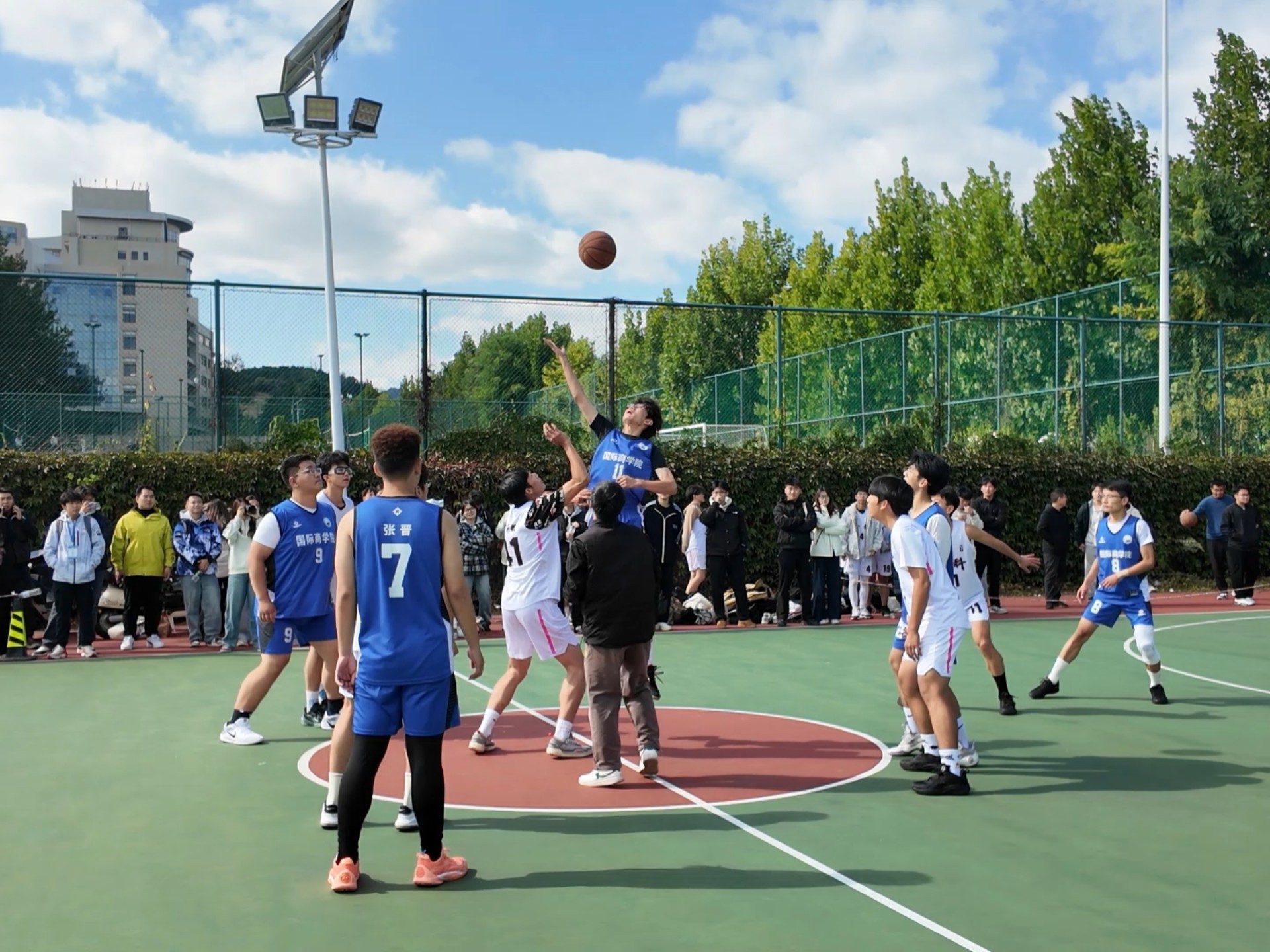 篮球明星赛预热中，球员们备战火热进行中的简单介绍